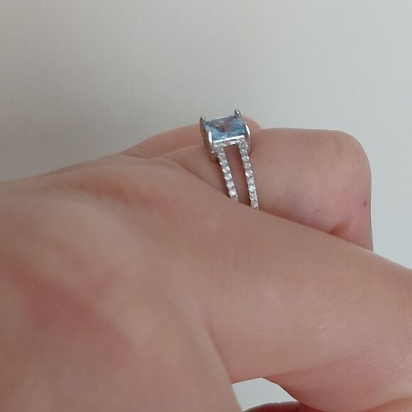 1.2 Carat SkyโBlue Topaz 925 Sterling Silver Gemstone Ring - Picture 12 of 13